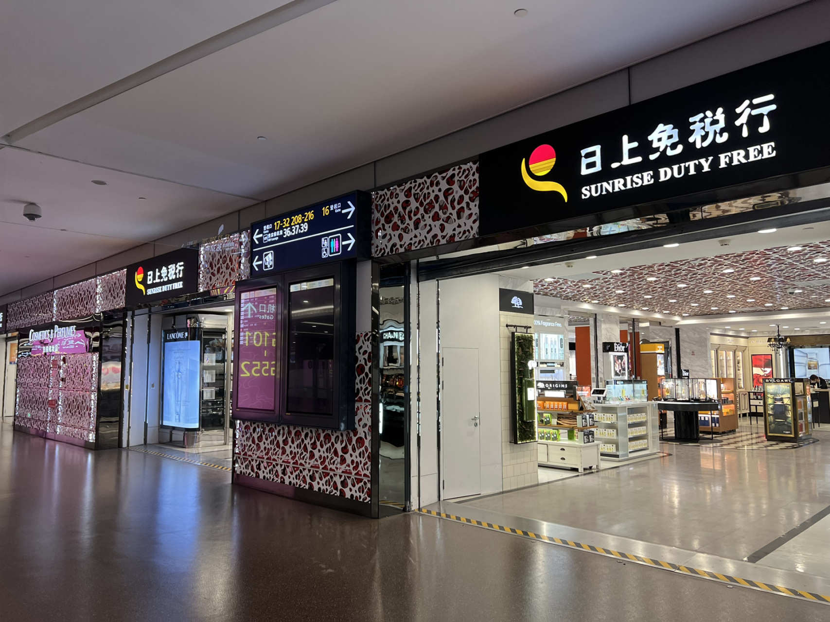 浦东机场t1免税店现况 出境楼层看到一家日上烟酒免税店 一家星巴克