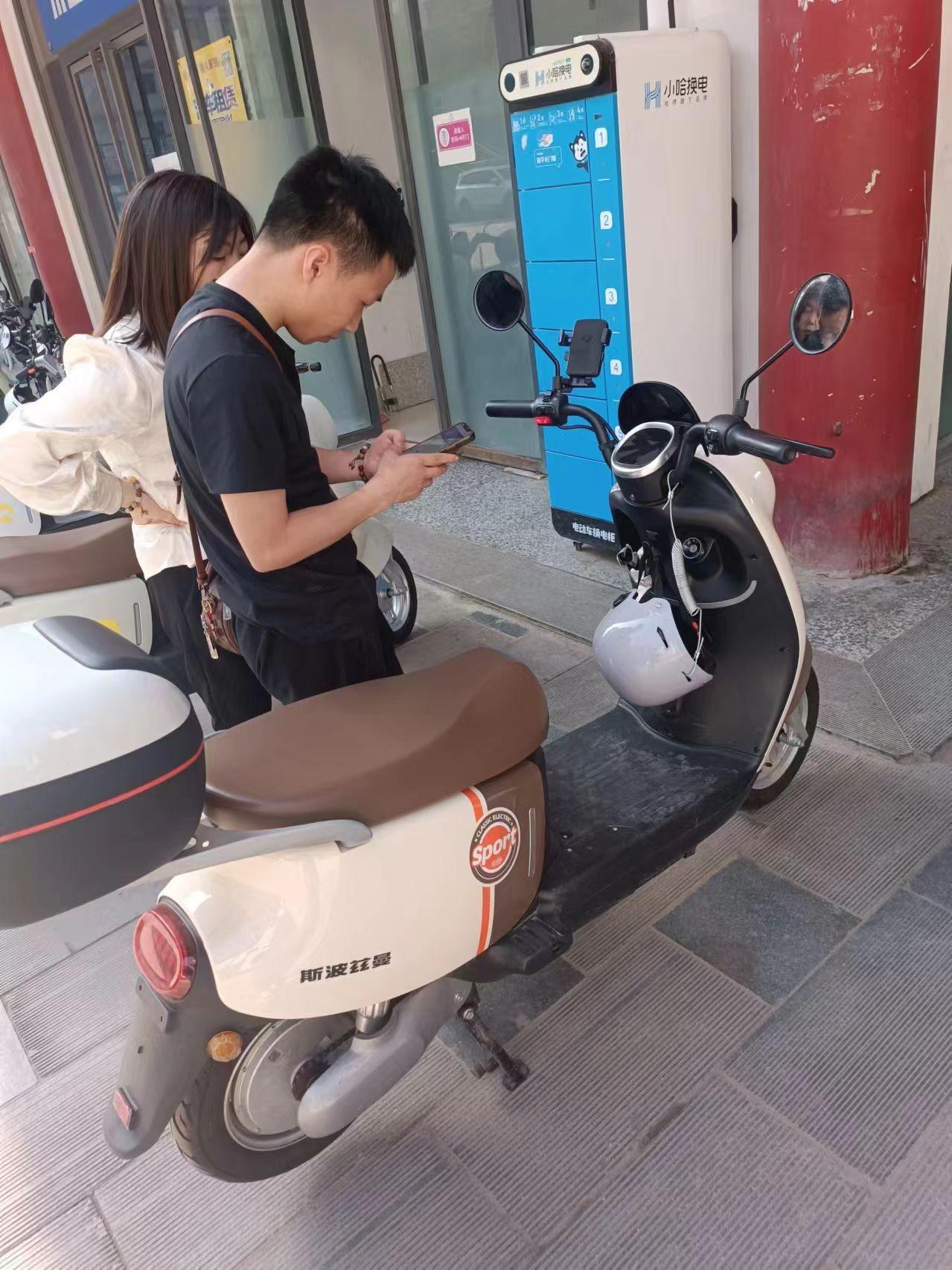 而且各个景点都有大量的存放放电动车的位置,随停车