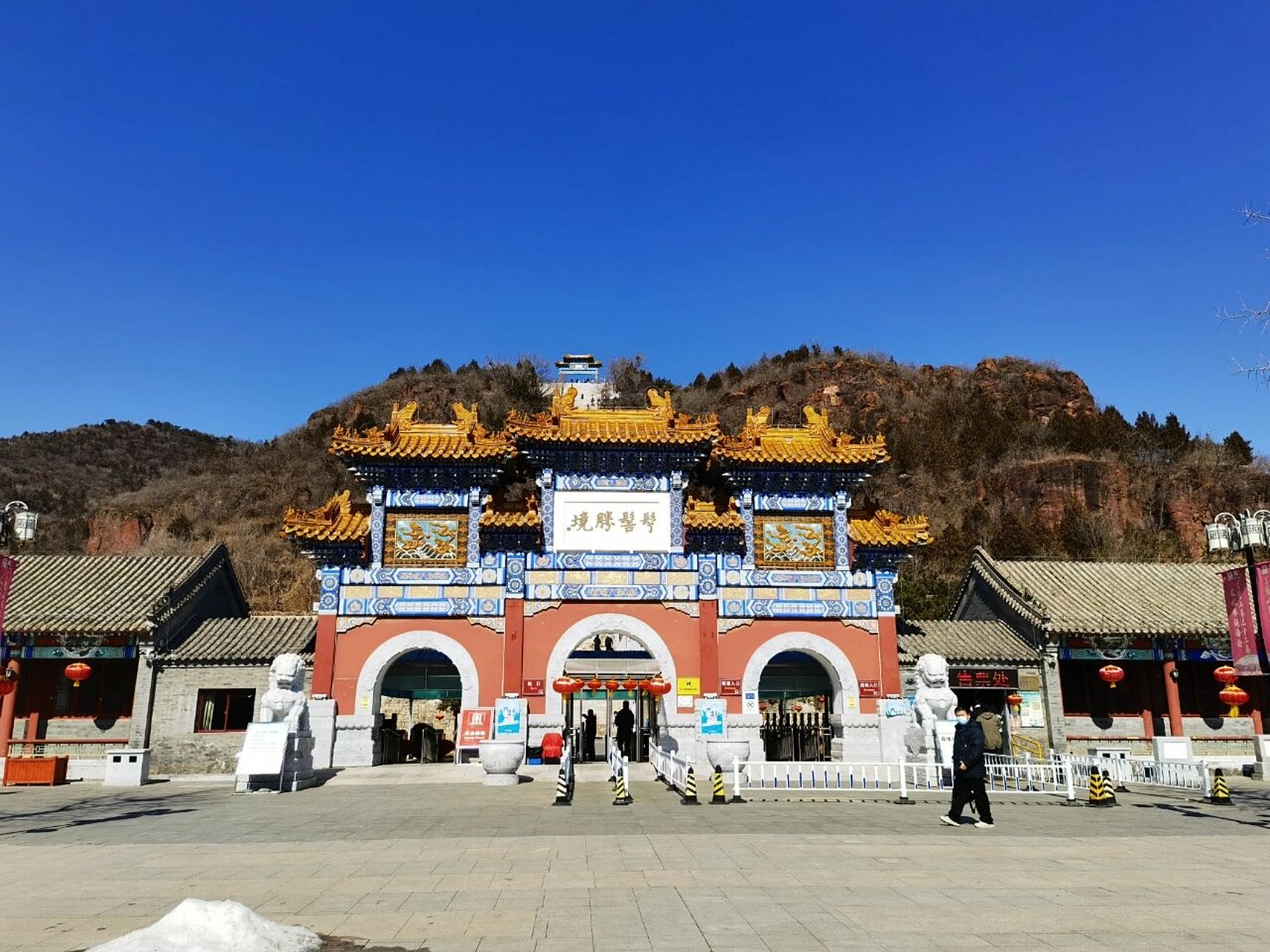 丫髻山 丫髻山风景区位于北京市平谷区刘家店镇(距天安门91公里,据