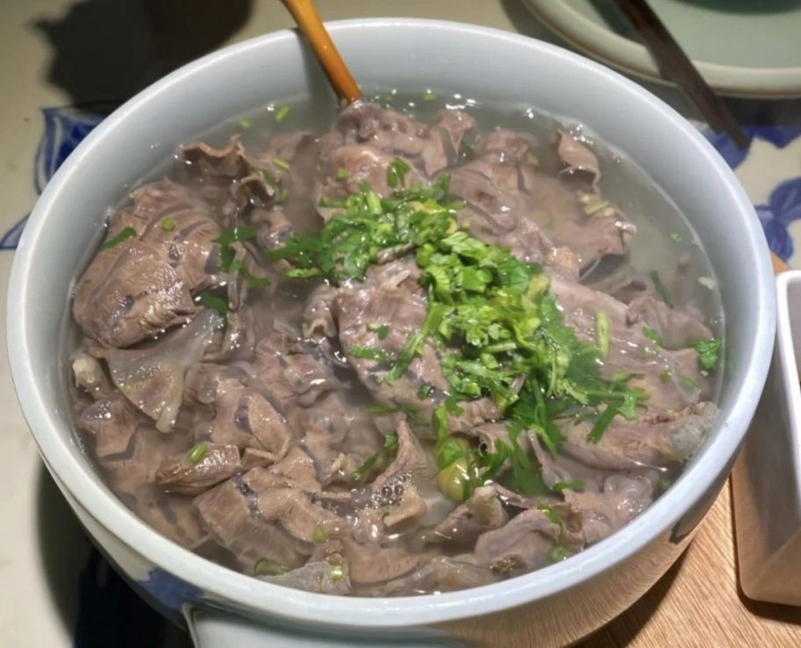 泉水牛肉 准备食材:牛肉金钱腱750克,姜片五六片,泡椒三个,葱段,香菜.