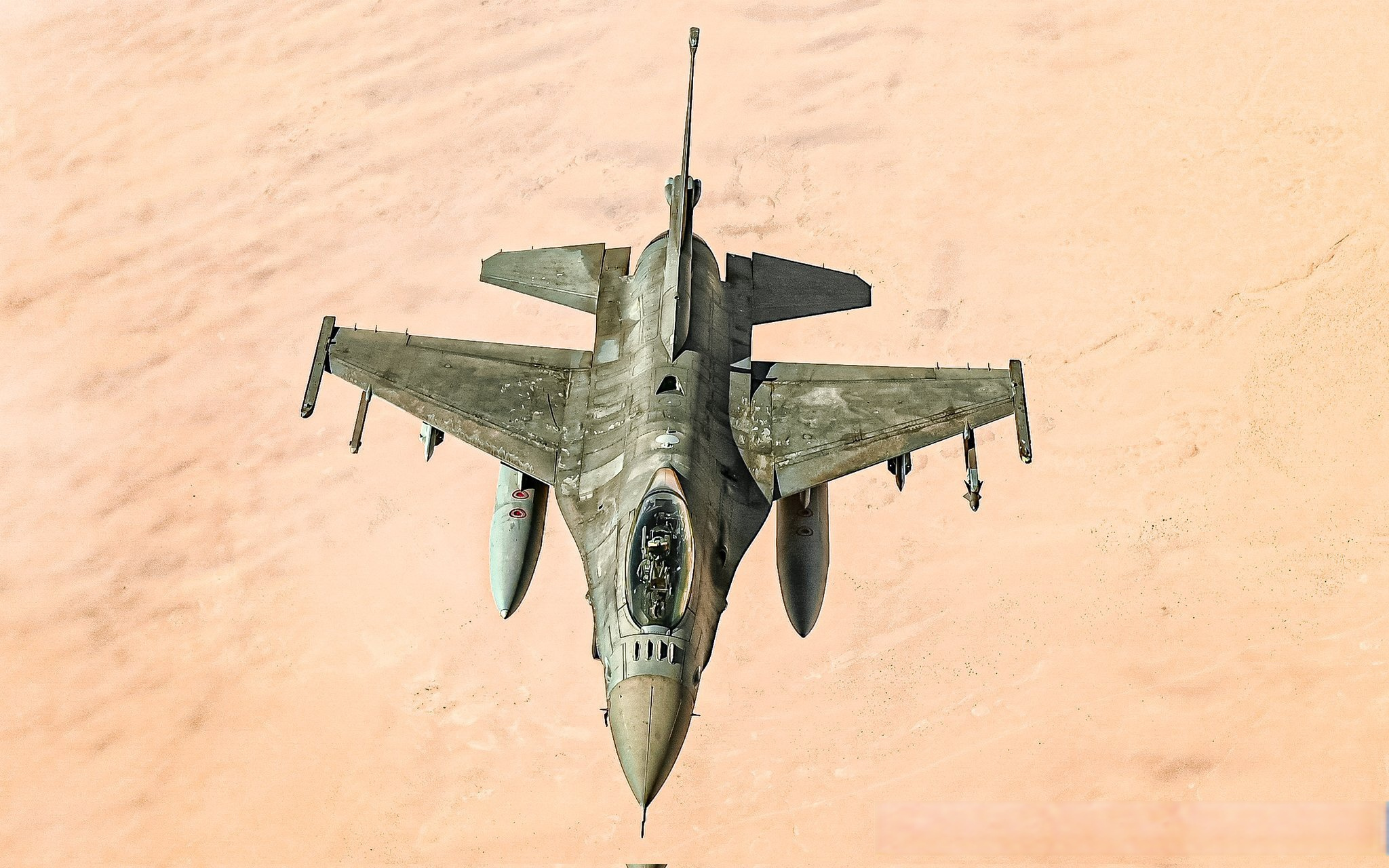 阿曼空军f-16 block50,似乎自装备以来就没有洗过,甚至涂层都已剥落