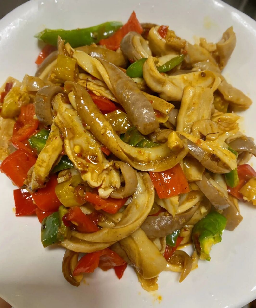 99做法99 1,准备青红椒,泡椒,处理好的猪肚(猪肚提前清洗干净后