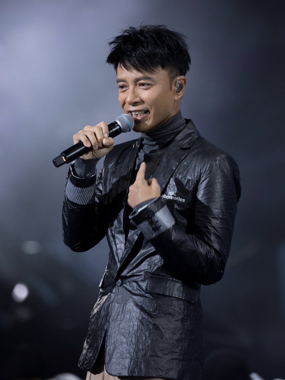 其实在上世纪八十年代,李克勤就已经是歌坛巨星,在香港有第五天王之