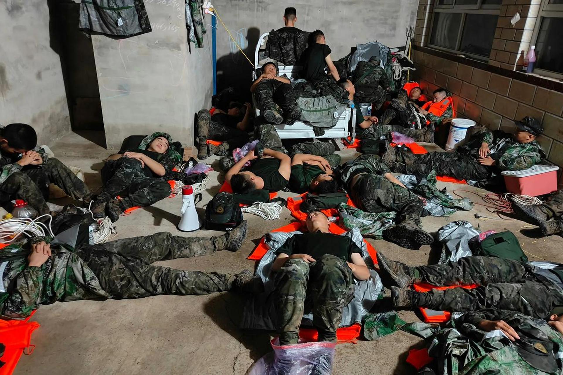 河北廊坊抗洪第一线的一张感人又心酸的照片,10多位疲惫抗洪军人躺在