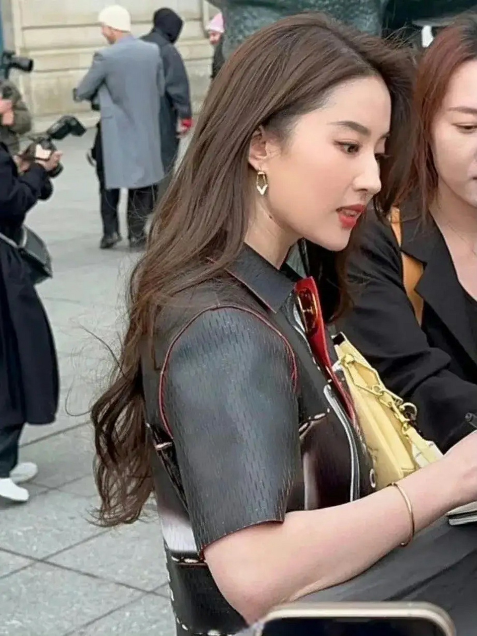 连神仙姐姐刘亦菲都有颈纹了,普通人还焦虑什么?