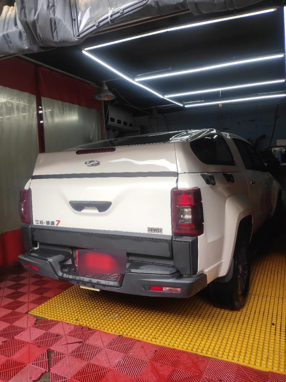 江铃域虎7后尾箱斜盖装车效果!兄弟商务皮卡加装