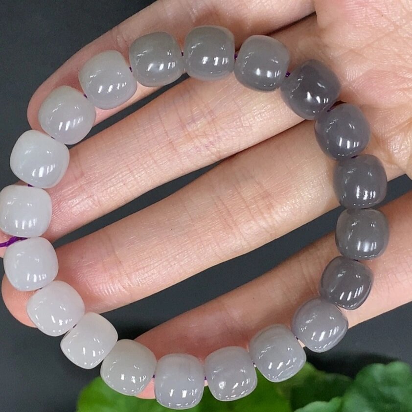 烟灰和田玉,如墨如画,显白显高级 烟灰玉和田玉青海料,整体色泽均匀