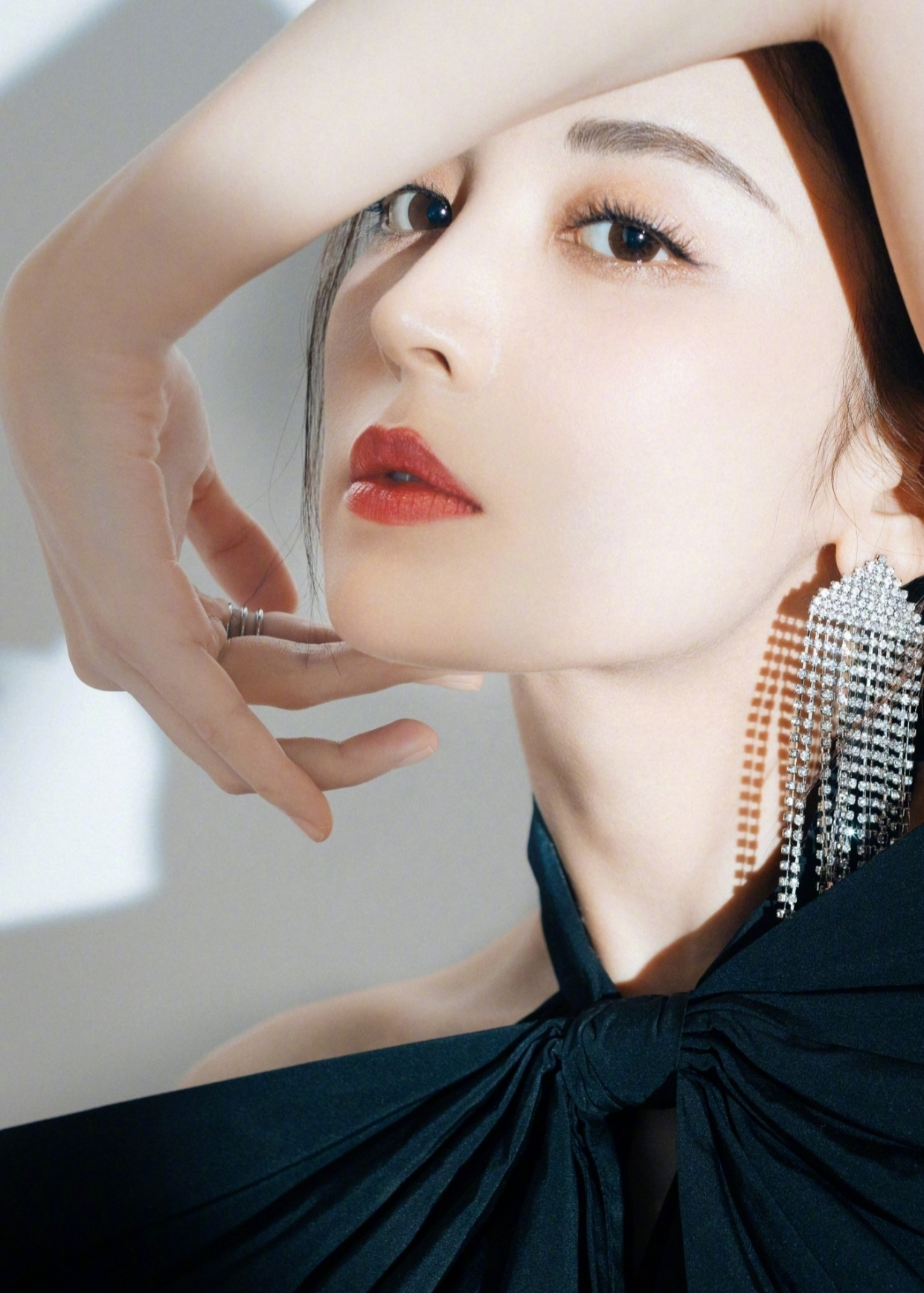 【娜扎晒黑色系绝美写真 戴bling流苏耳饰闪耀吸睛】7月1日,古力娜扎