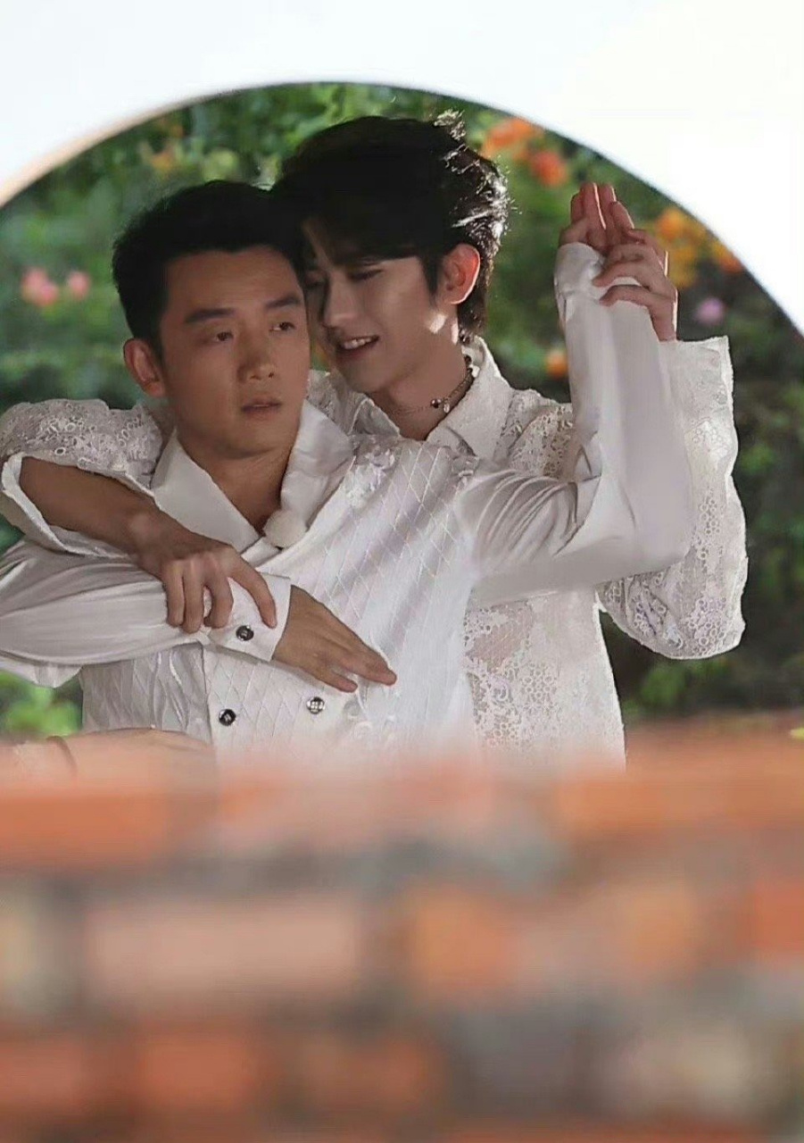 郑恺和蔡徐坤在干嘛?哈哈哈,坤坤你比苗苗还爱[捂脸][捂脸][捂脸]