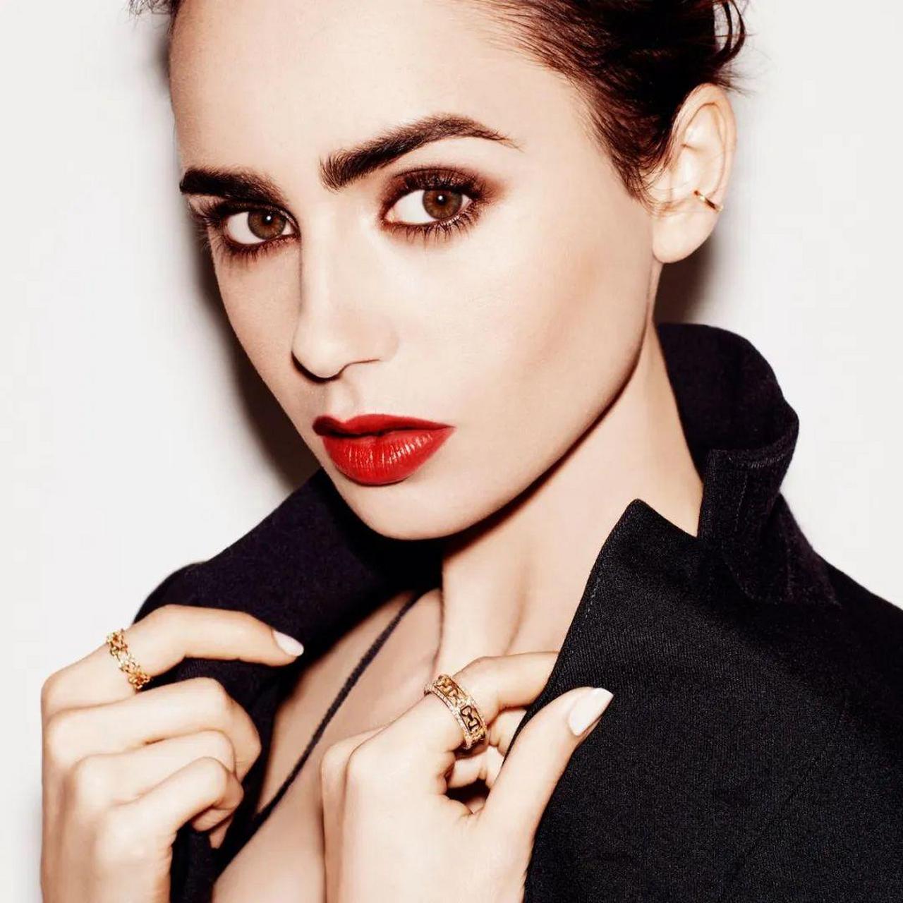 英国美国混血女演员 lily collins(莉莉·柯林斯)最近在美国西好莱坞