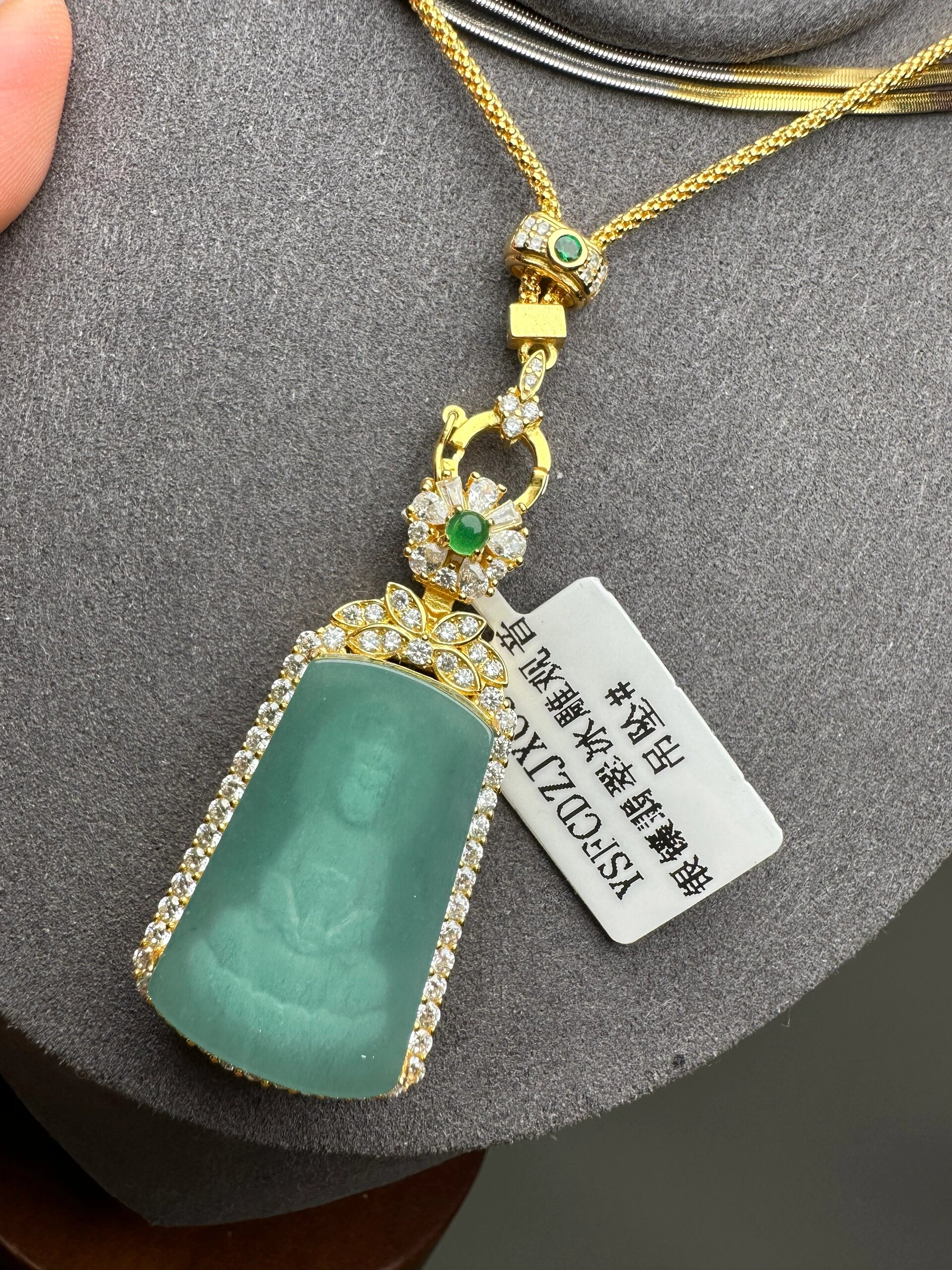 阴雕翡翠观音吊坠 阴雕的观音,真的好美!喜欢老蓝水翡翠!