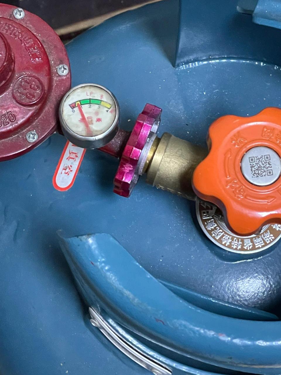 第一次换煤气罐真害怕😟 不知道我这个换好了没,是拧紧的,那个指针
