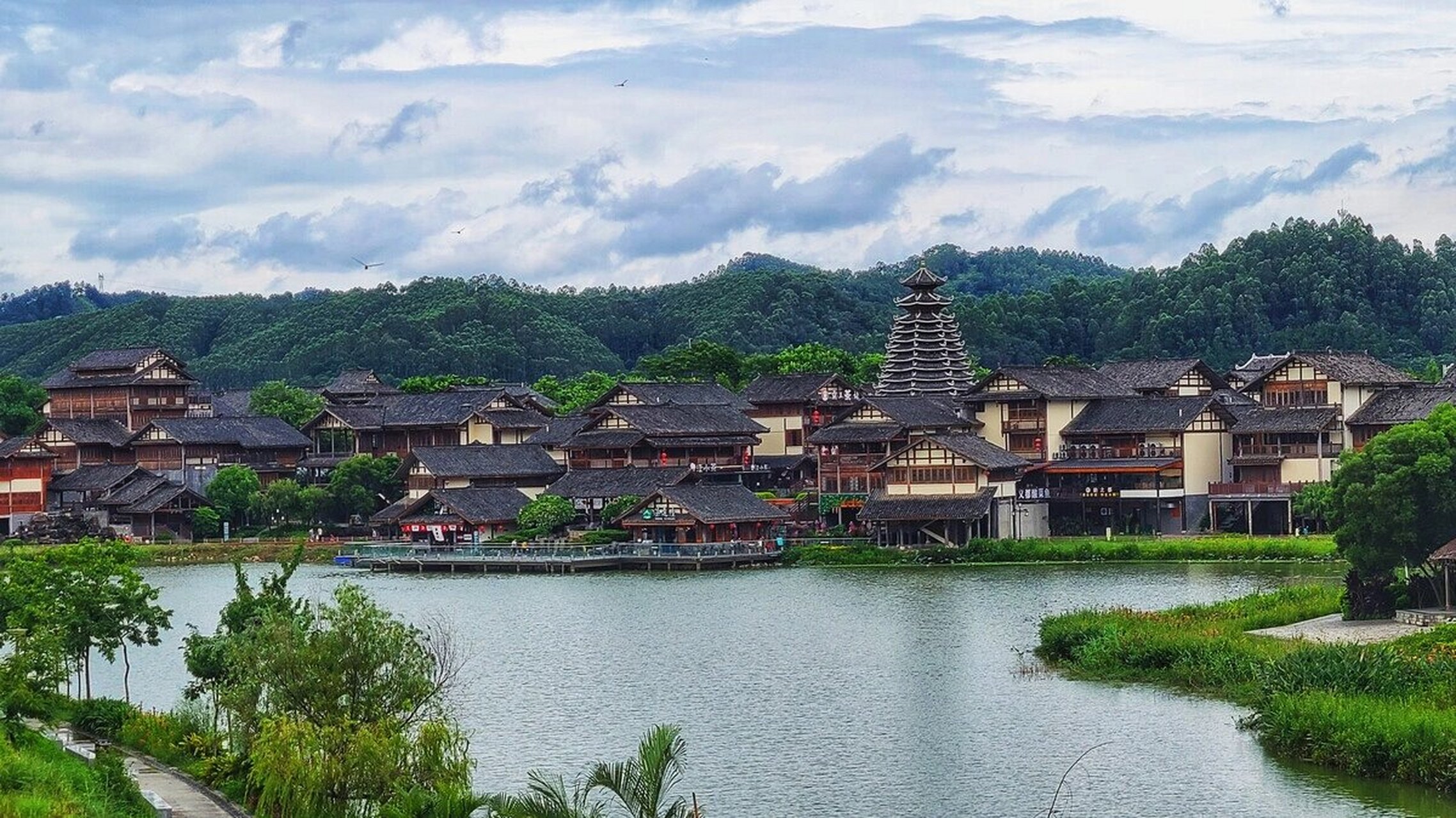 相思湖小镇介绍 9494南宁相思小镇是广西南宁市的一个旅游景点