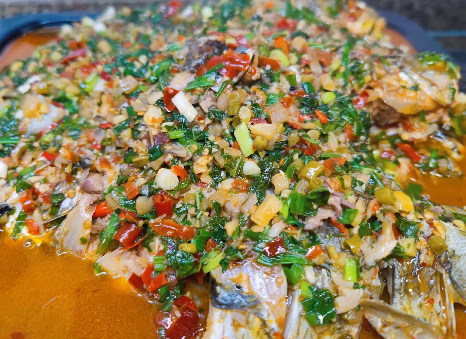 做法简单  藿香鲫鱼 鲫鱼身上挂上汁水扑鼻而来的香味 口水直流  鲫鱼