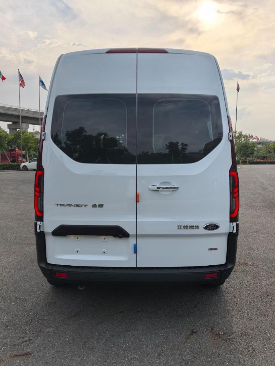 拿下23年23款福特全顺,短轴中顶, 2.