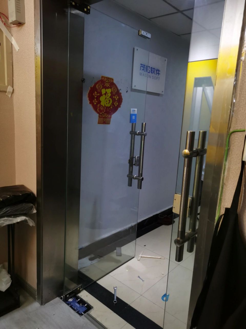 玻璃门地弹簧更换 玻璃门不能正常回弹  漏液压油  锈蚀 都要及时修理