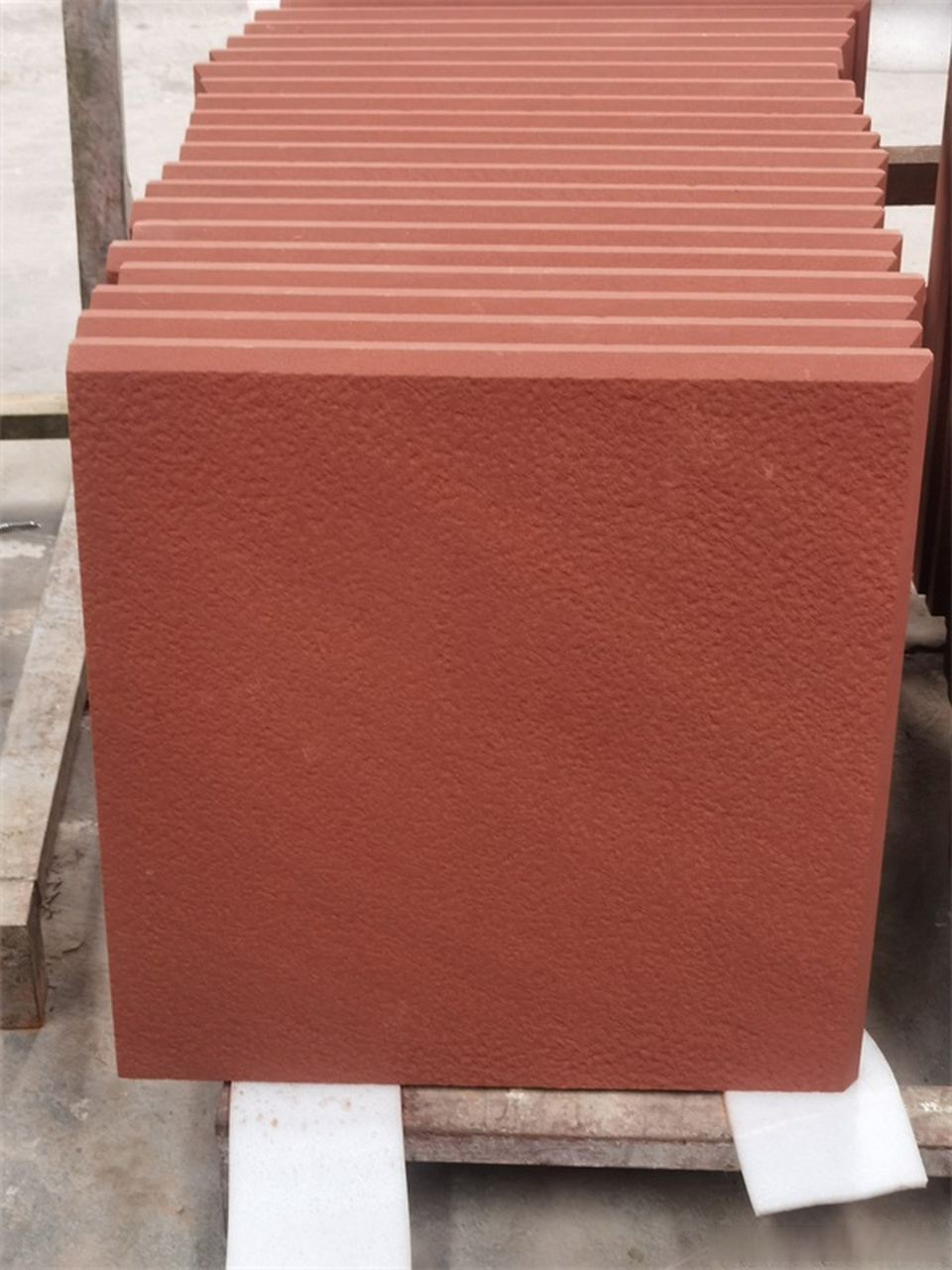 红砂岩是一种由砂岩氧化铁形成的红色或棕红色岩石,分布于中国西部