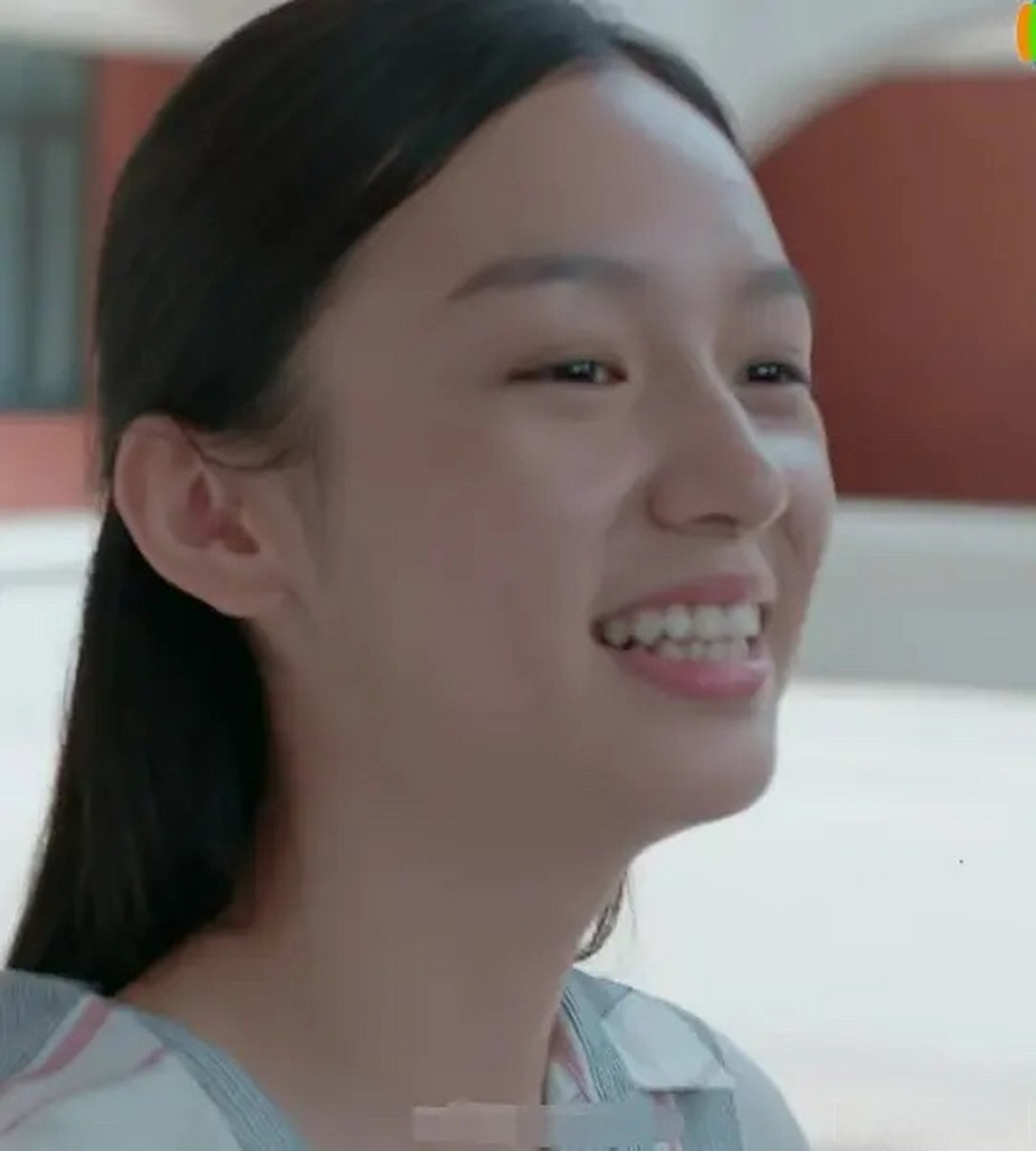 周也笑起来真的不好看,感觉笑起来总是露下排牙齿,嘴凸兜齿就是这样的