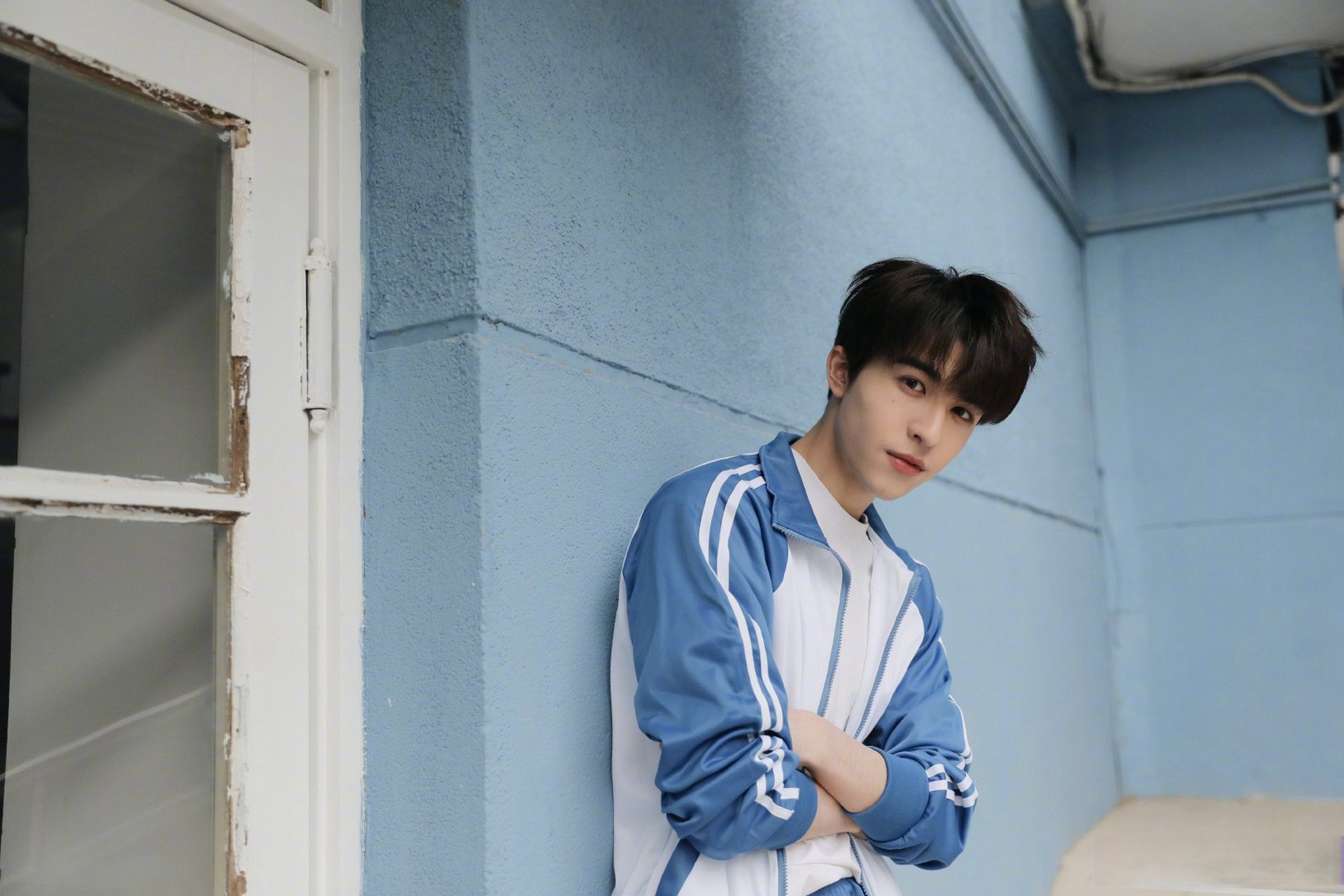 尹浩宇蓝白校服大片# into1-尹浩宇 这套校服写真真的好适合他!