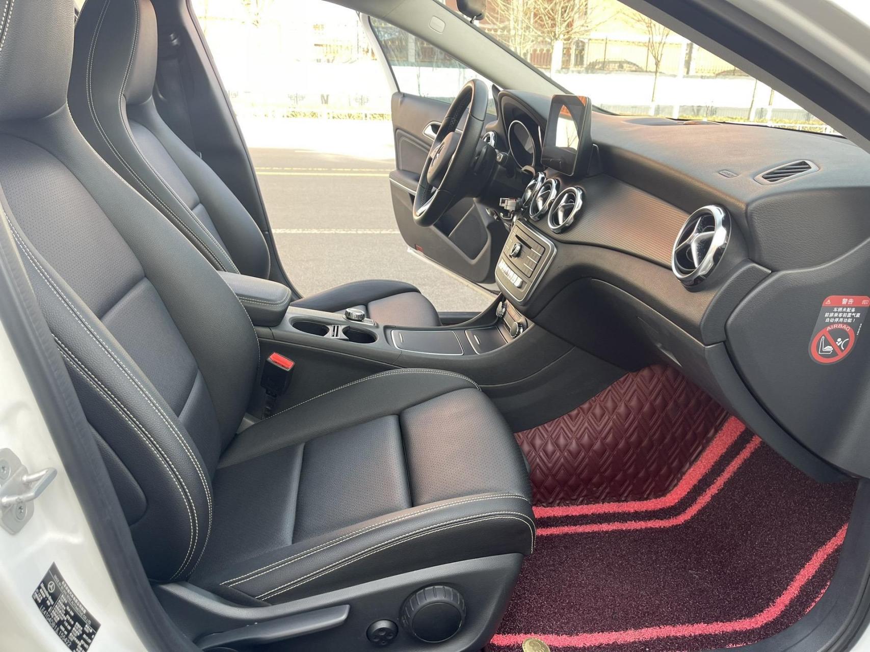 奔驰gla200城市suv,2017年12月,,配置不错,自动挡,全景天窗,多功能