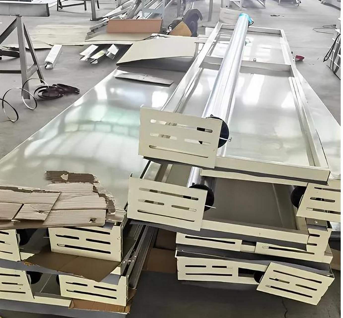 翻板式挡烟垂壁工作原理:可按一个单元或多个单元制作安装,控制机构装