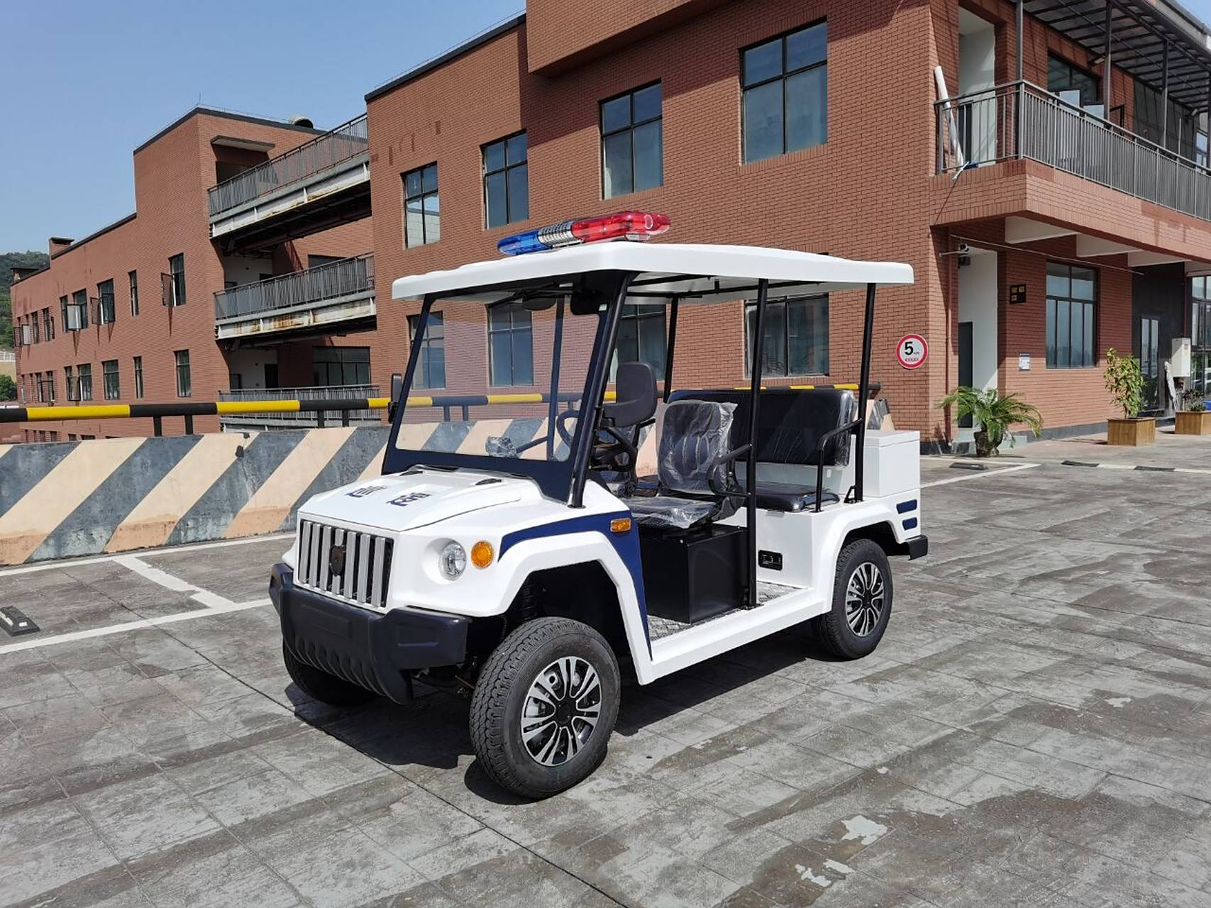 小巧灵动的城管执法电动巡逻车 城管执法电动巡逻车是一种用于城市