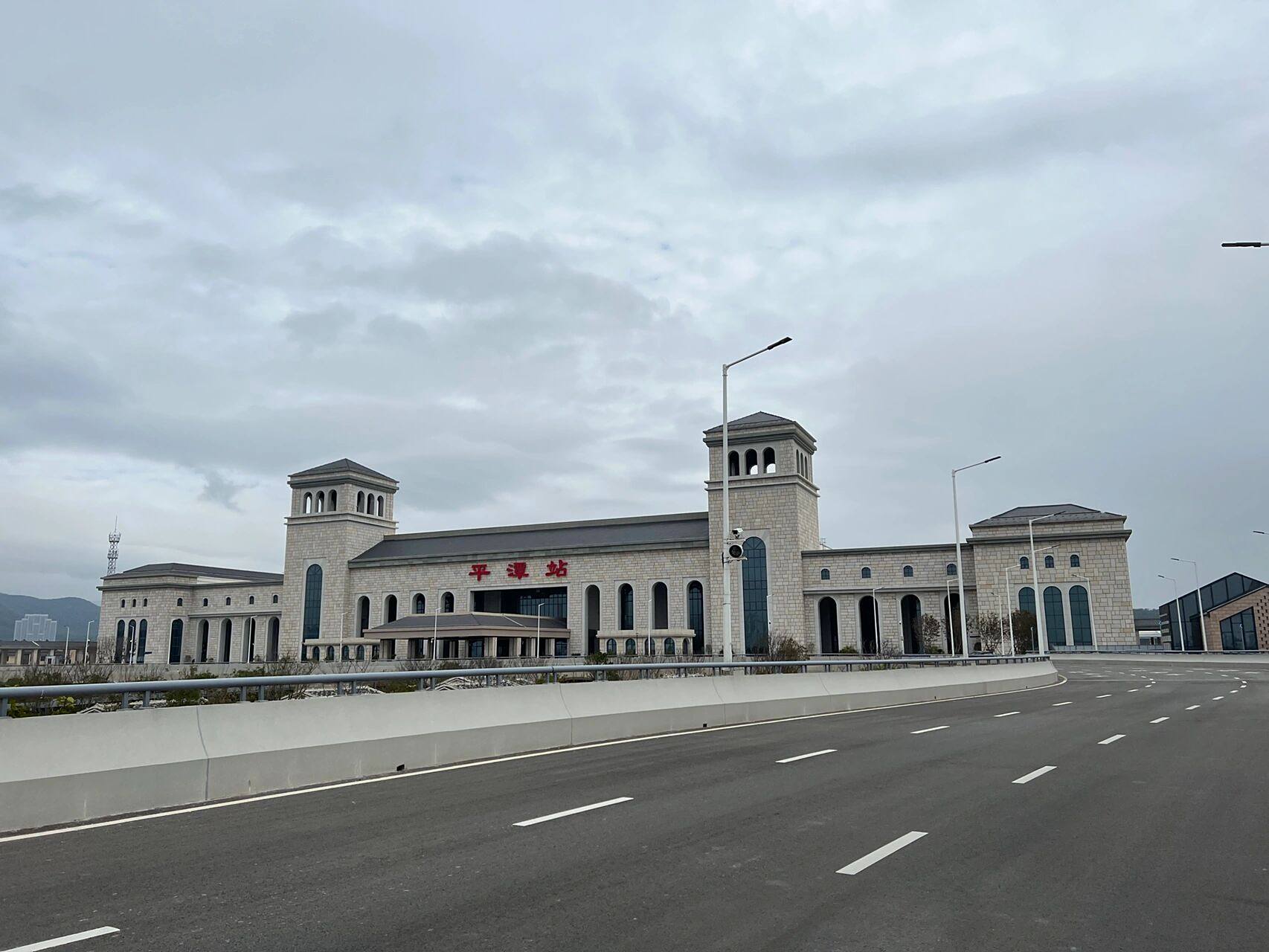 京台高铁的最前沿——福建平潭高铁站 欢迎乘坐统一号动车组列车,本次