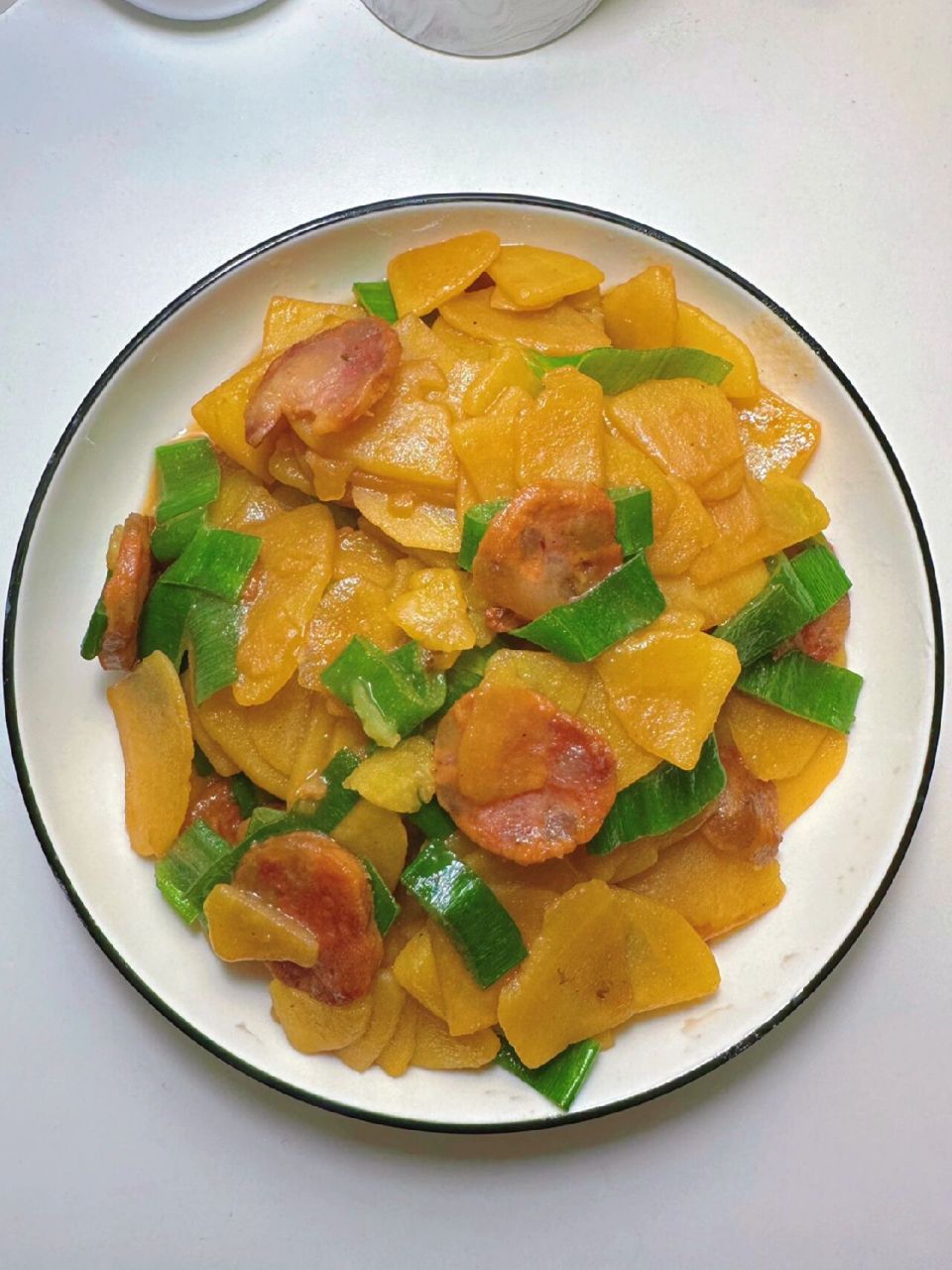 拒绝外卖,打工人下班快速吃饭之腊肠炒土豆片 .