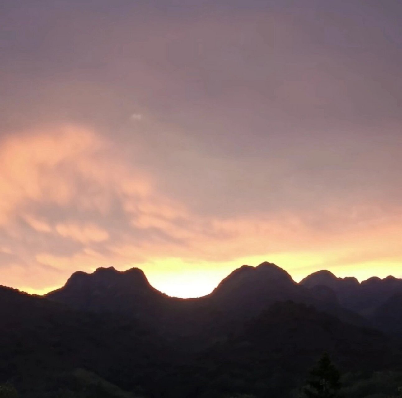 龙岩"江山睡美人"由五座青山连结构成 很久,很久以前,山塘村一带山上