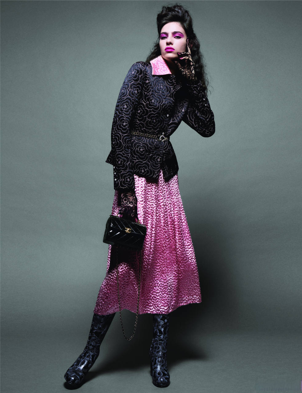 香奈儿2023/24秋冬高级成衣系列由维吉妮·维娅创作,广告大片由模特