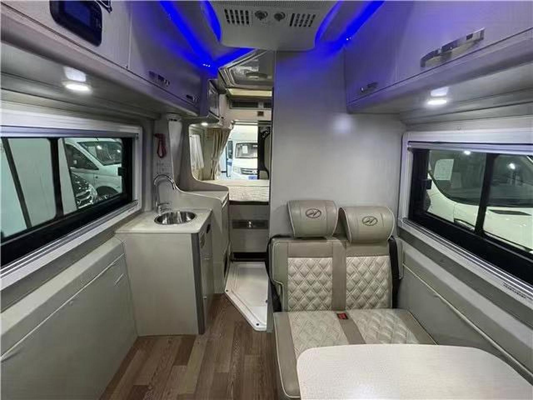 2016款金龙海格b型房车 表显里程:3万公里 上牌日期:2016年12月 外廓