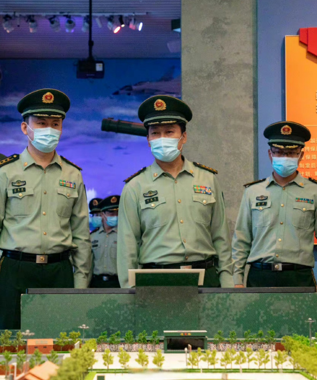 武警大檐帽新式帽徽也挺好看.