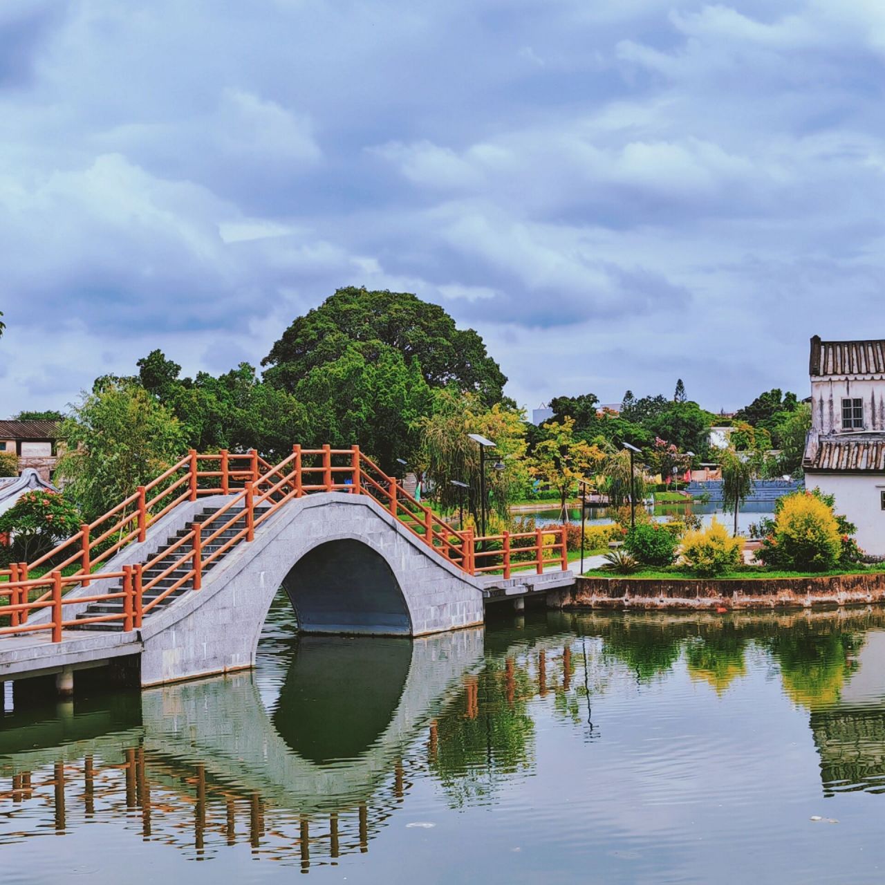 千年古村落|龙湖古寨 龙湖古寨位于广东省潮州市潮安县,初创乡年代应