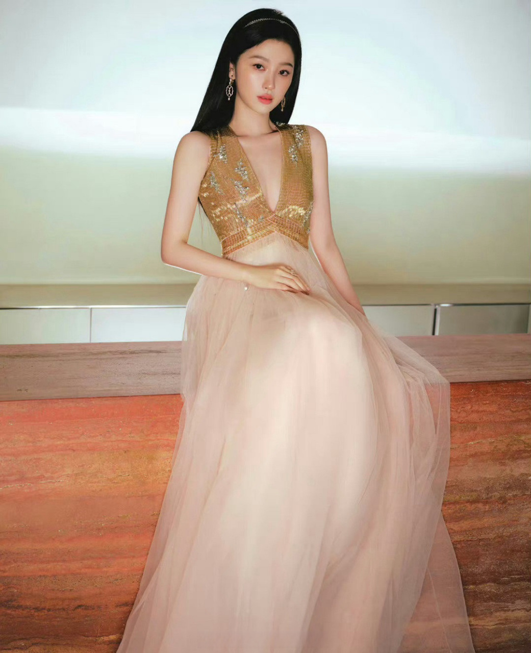 虞书欣微博之夜金色深v纱裙造型,这次抛弃网红妆了,淡妆出图看起来
