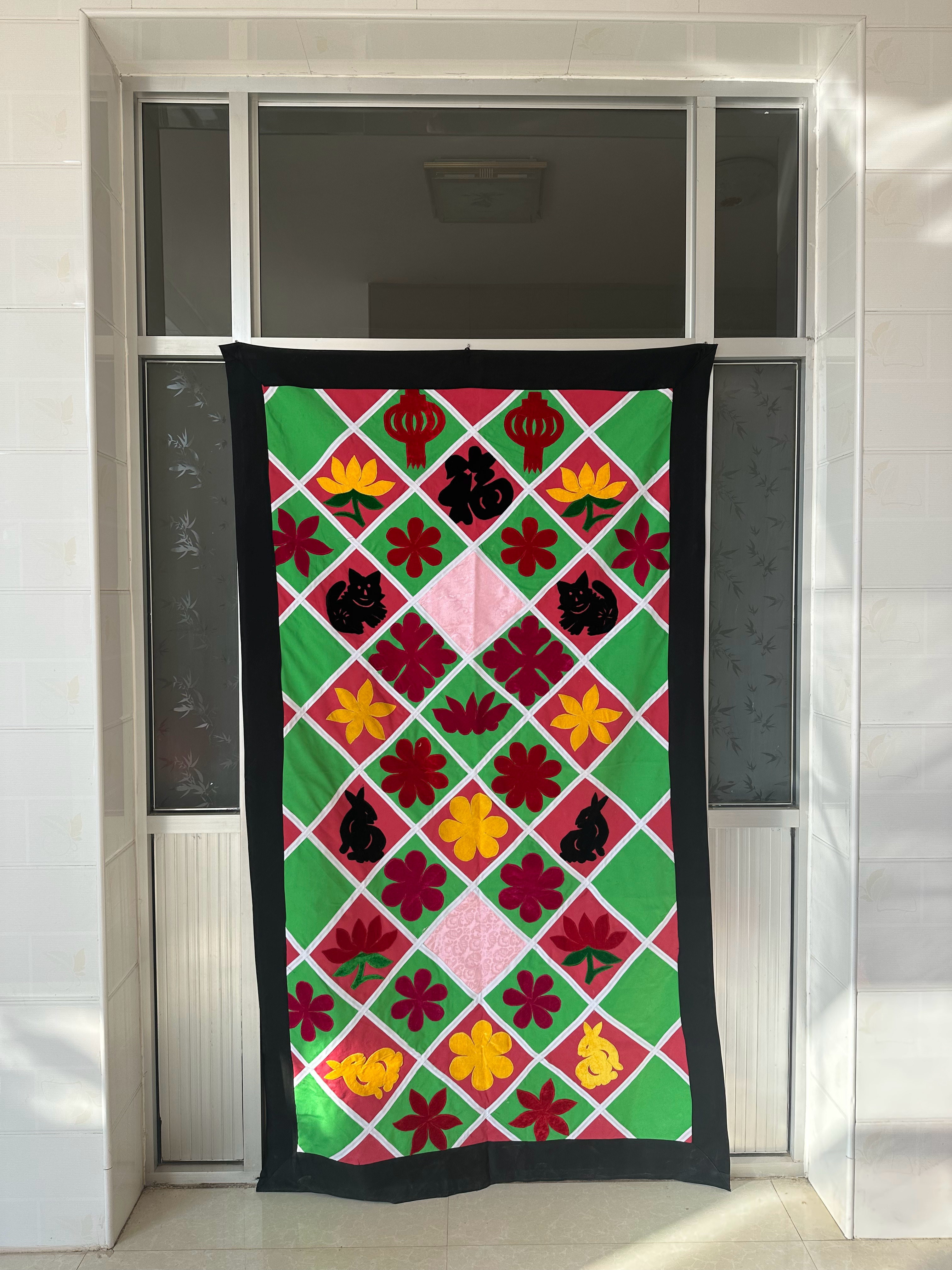 新的一年,奶奶做的新门帘