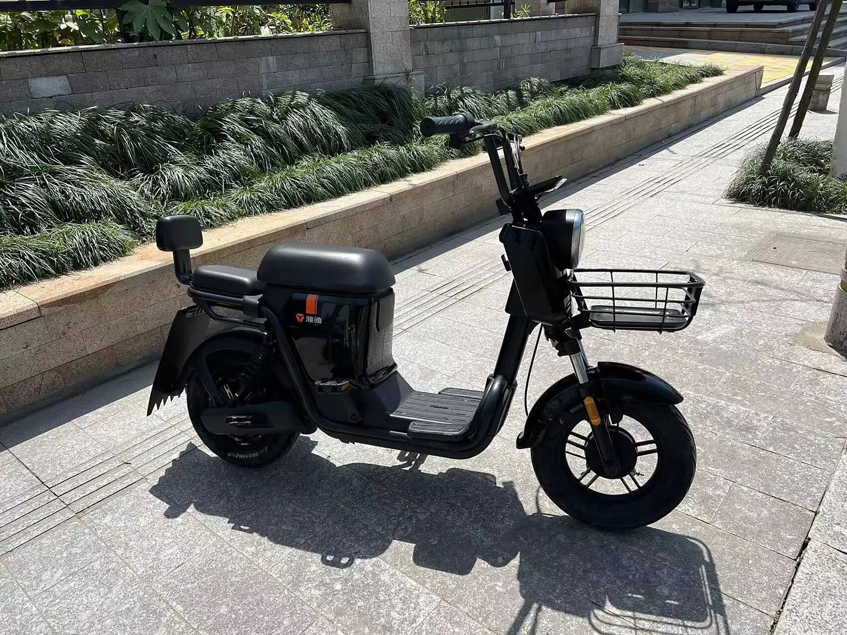 雅迪新国标v20电动自行车 新国标牌照,48伏原装锂电池,满电续航20-30