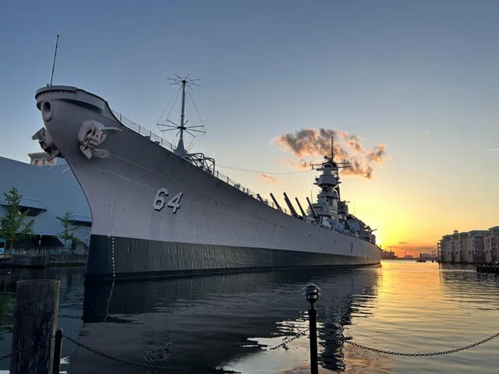 微博公开课# #趣聊军事圈# 夕阳下的威斯康辛号战列舰