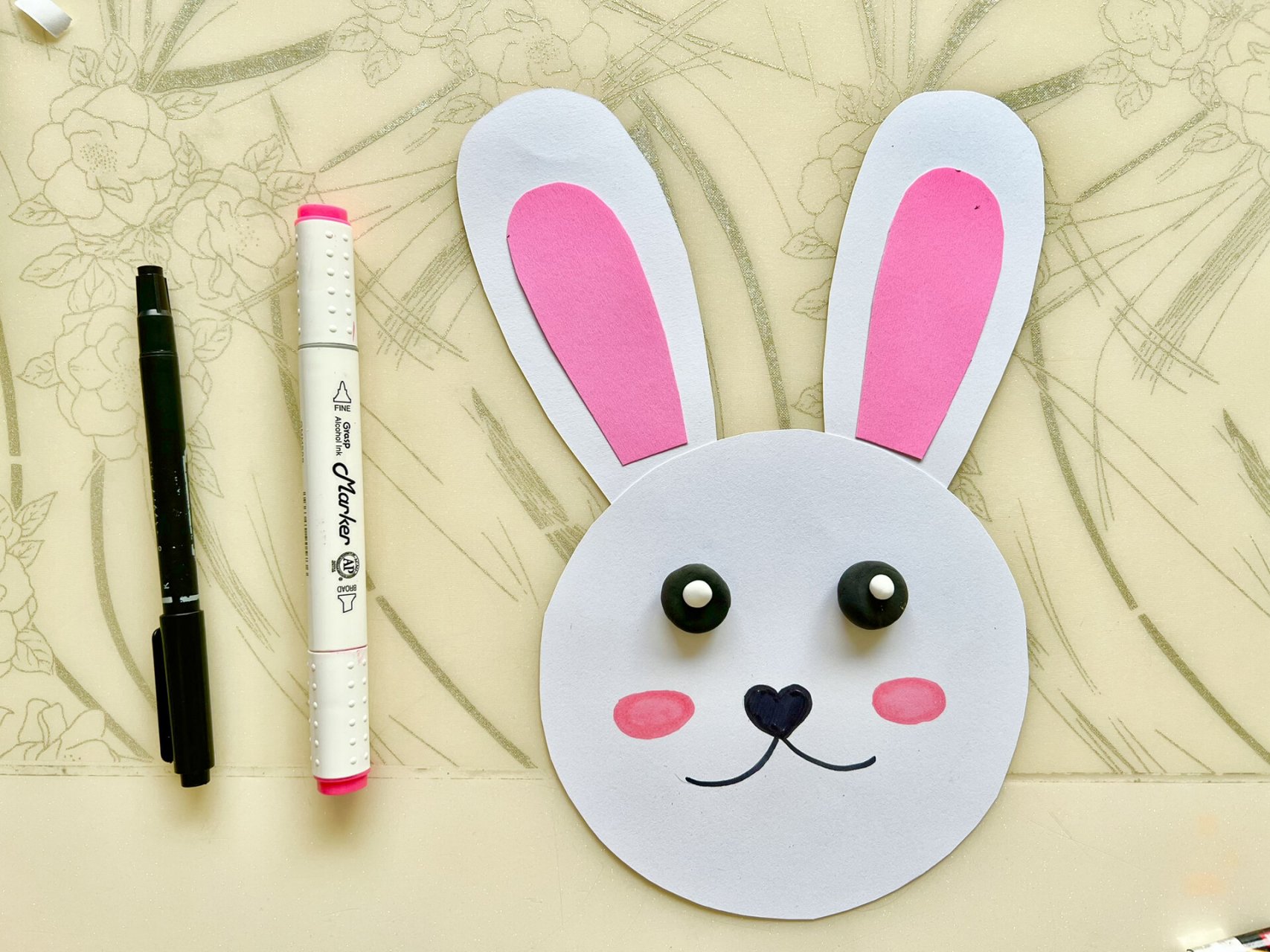 很简单的兔子头饰. 用品:卡纸,剪刀,双面胶,彩笔,黏土.