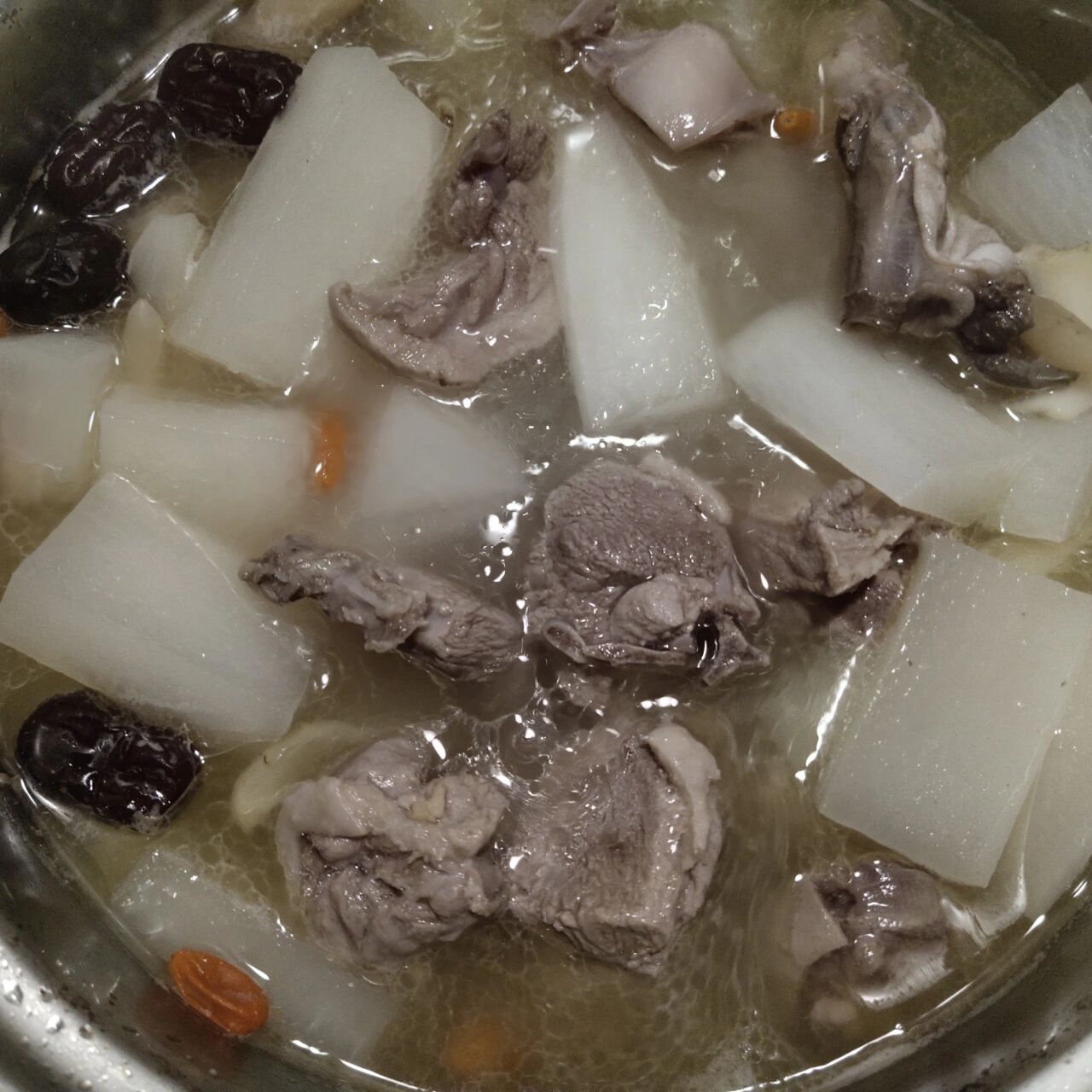秋冬季最佳润肺白萝卜老鸭汤~ 材料:鸭肉700g,白萝卜1根,药材(百合