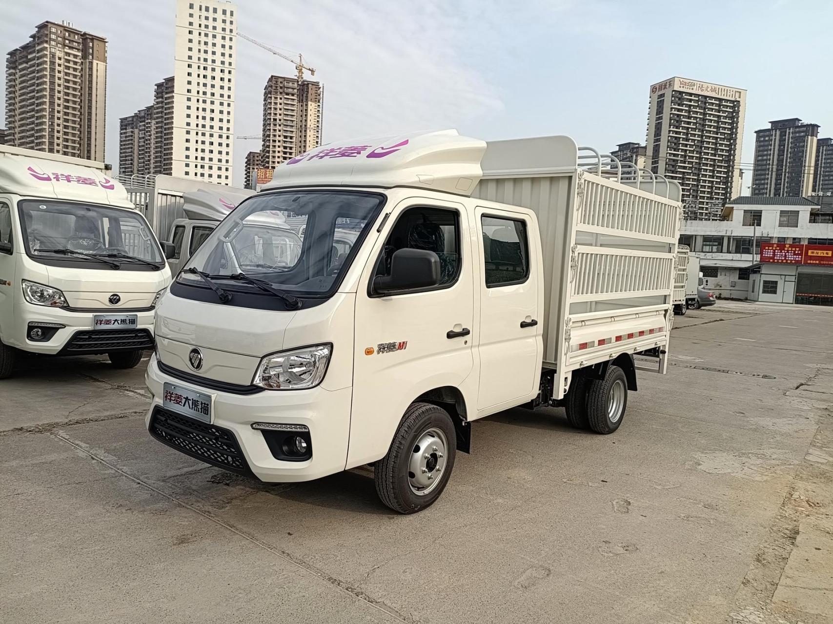 福田祥菱m1双排仓栅车,拉人载货两不误,货厢尺寸:2.55*1.56*0.36