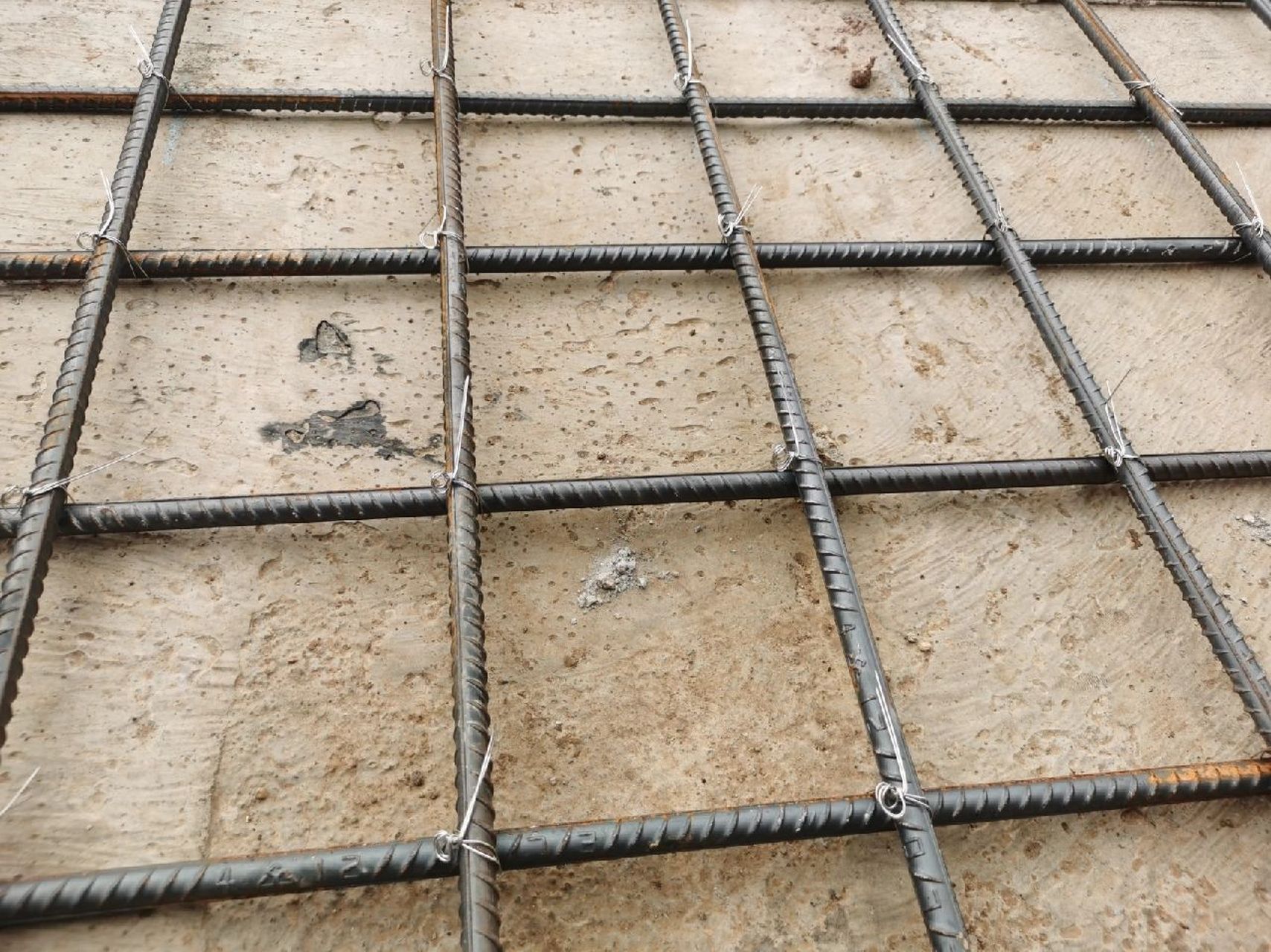 农村自建房之扎钢筋  今天进行到扎钢筋了  我用的基础是筏板基础