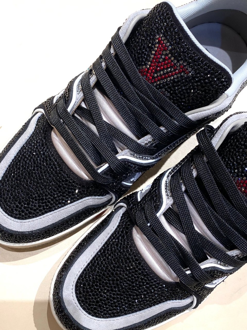 lv 男鞋|满钻trainer 黑夜里最亮的7890