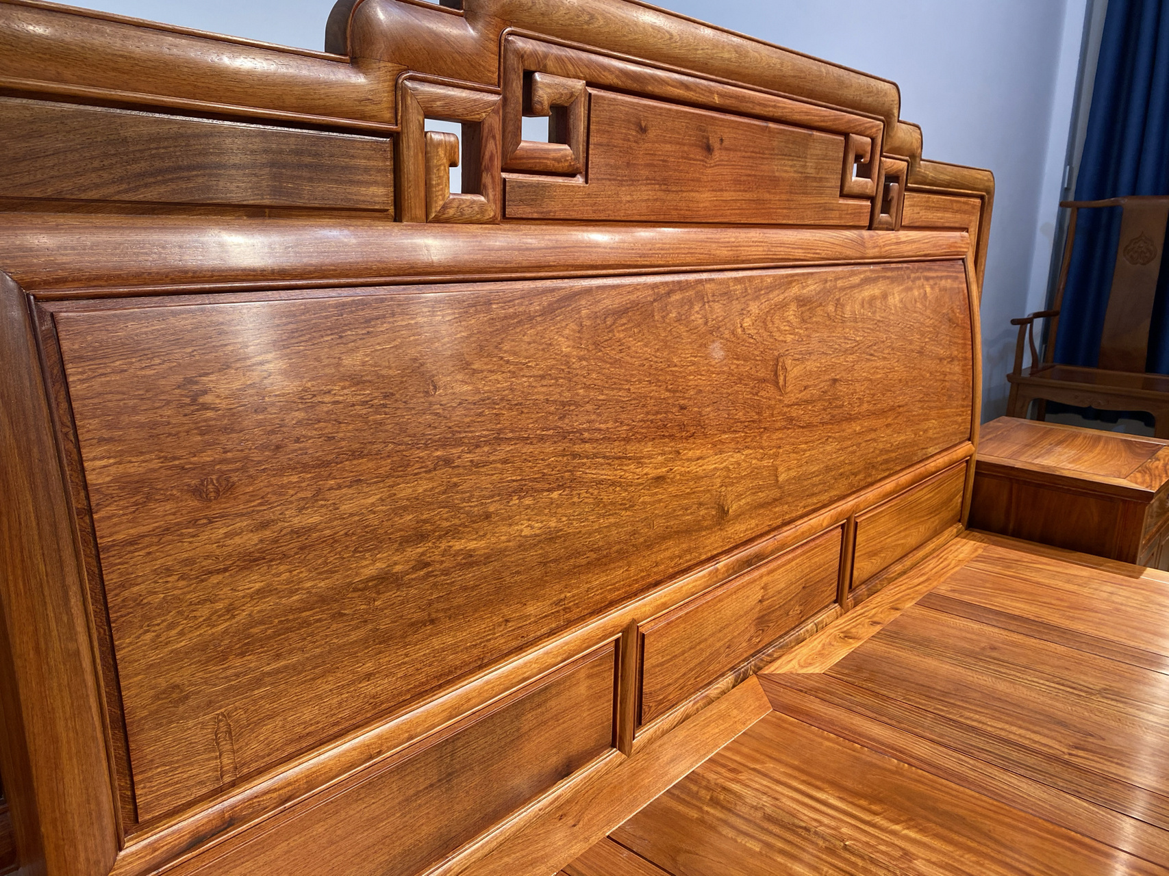 首先乌金木和柬埔寨黑酸枝两种木材它们都不属于国标红木的范畴,它们