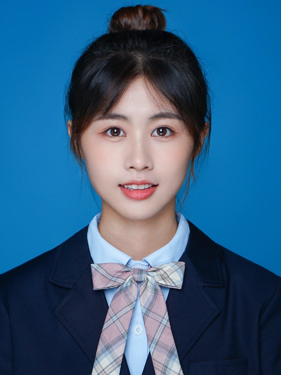 拍证件照是丸子头好看还是披头发好看呢?