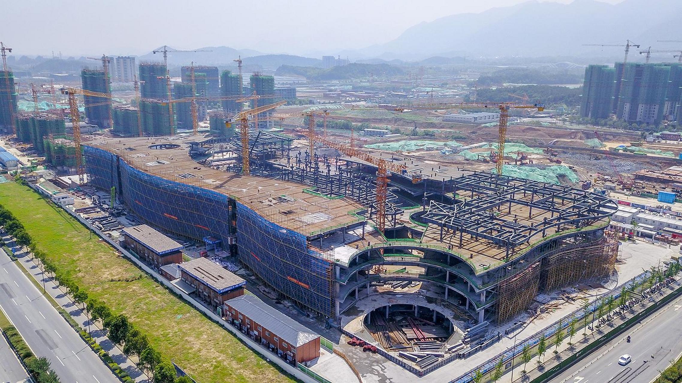 【银泰城新进度来了~】连日来,银泰城建设工地一派繁忙景象.