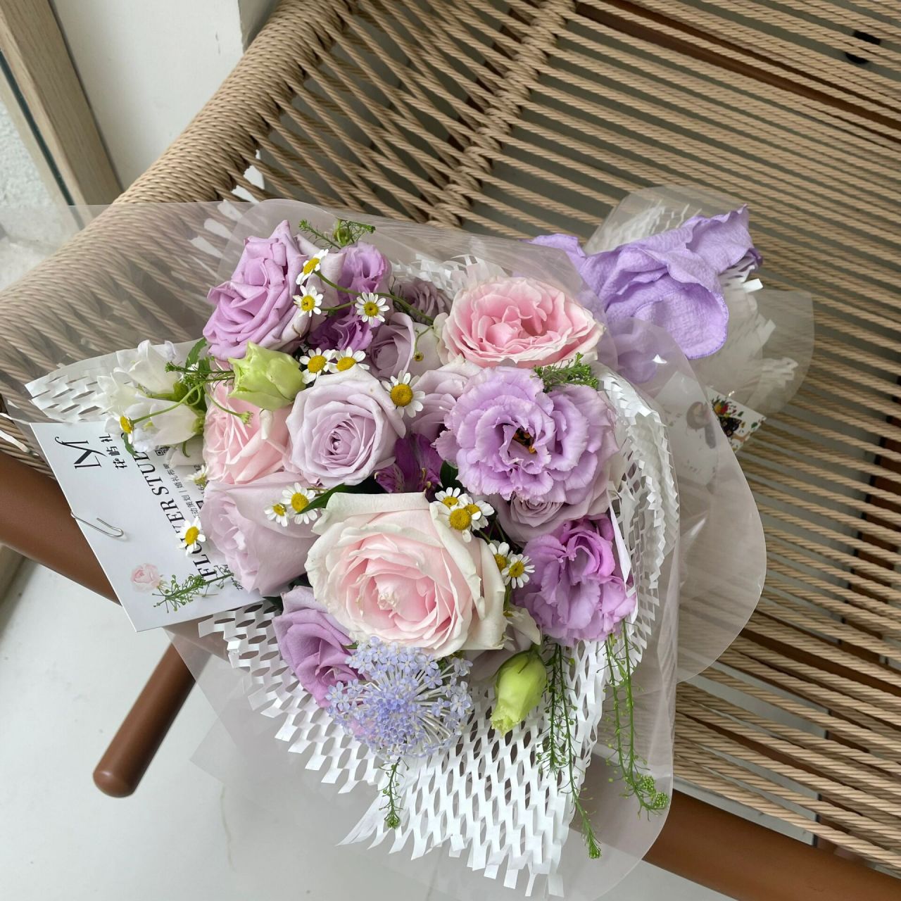 毕业季的学生手捧鲜花拍毕业照95 "我们以梦为马,不负韶华" 毕业季