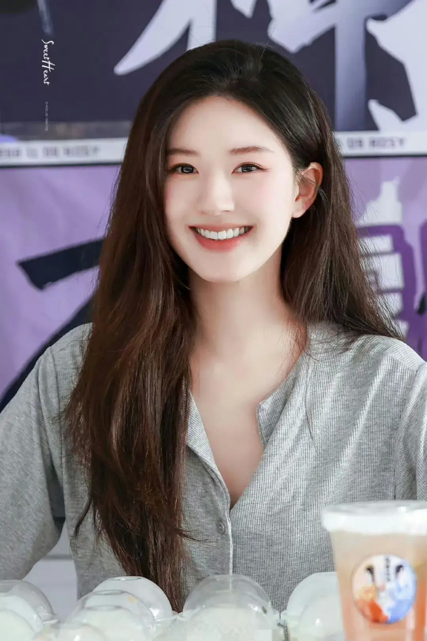 之前一直觉得赵露思头发挺多的,为啥站姐拍的照片发