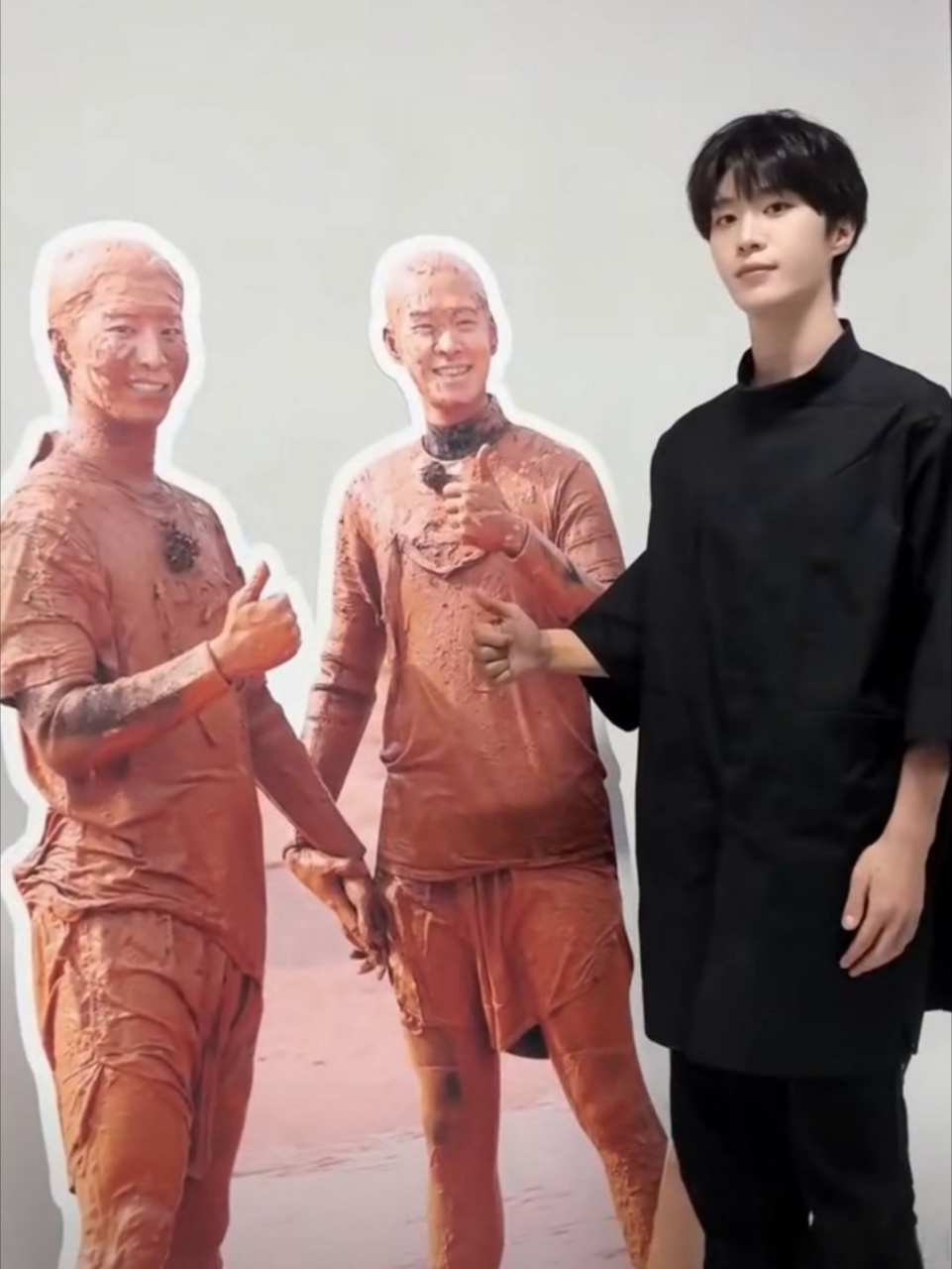 范丞丞隔空挖魏大勋鼻孔#今日份显眼包96范丞丞刚开始还保持帅气