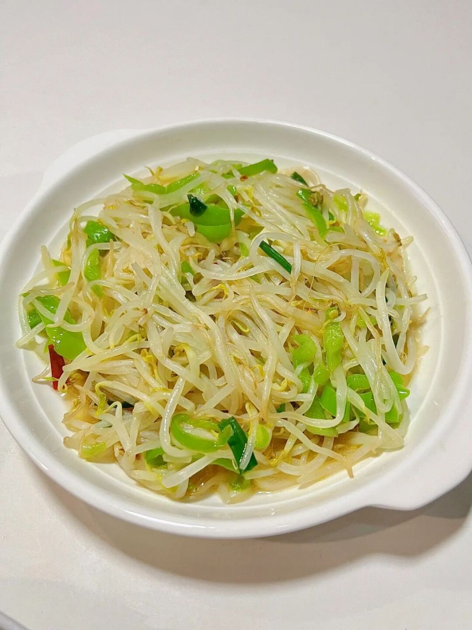 今日菜单: 鱼头炖豆腐 葱香蚕豆 青椒绿豆芽 	 95鱼头炖豆腐 115