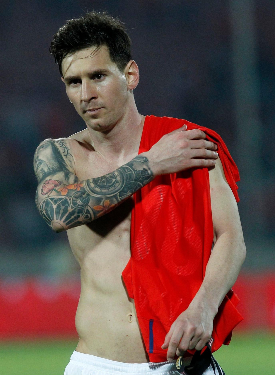 世界杯决赛日看足球之神梅西的纹身 梅西纹身的含义:1